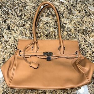 Chic Tan Faux Leather Large expanding handbag with lock